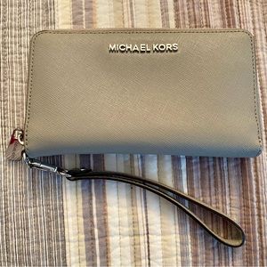 MICHAEL KORS Leather Smartphone Wristlet
